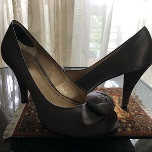 Gray Satin Pumps (Size 8)